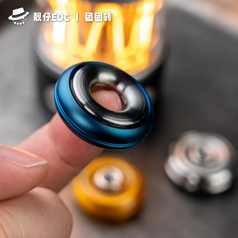 LZEDC ドーナツ型ペンダント付きスピニングフィジェットスピナー - ストレス解消デスクトップトイ