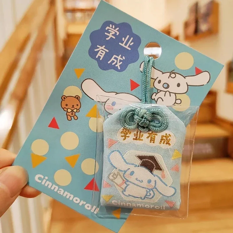 Ciondolo per zaino Hello Kitty Accessori per cartoni animati carini Ciondolo per specchietto retrovisore per auto Ricamo fine Amuleto portatile Regalo di Natale