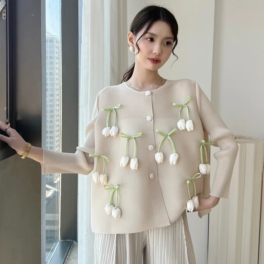 

Бежевый кардиган с 3D тюльпаном и бантом, круглый вырез, застежка на пуговицы, мягкая ткань, милый стиль, повседневная повседневная одежда, 2025 г., модный, шикарный, стильный