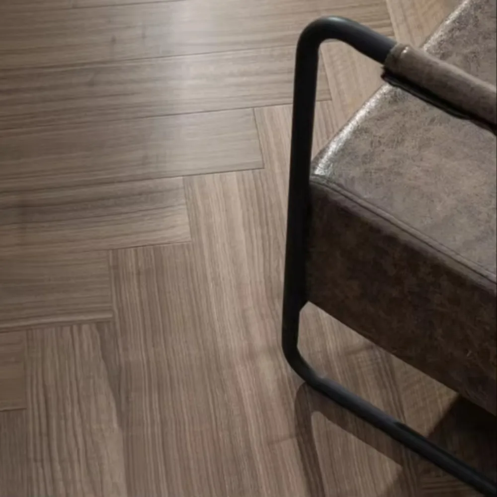 Versión personalizada del piso de madera de ingeniería de nogal negro, piso de madera con patrón de espiga