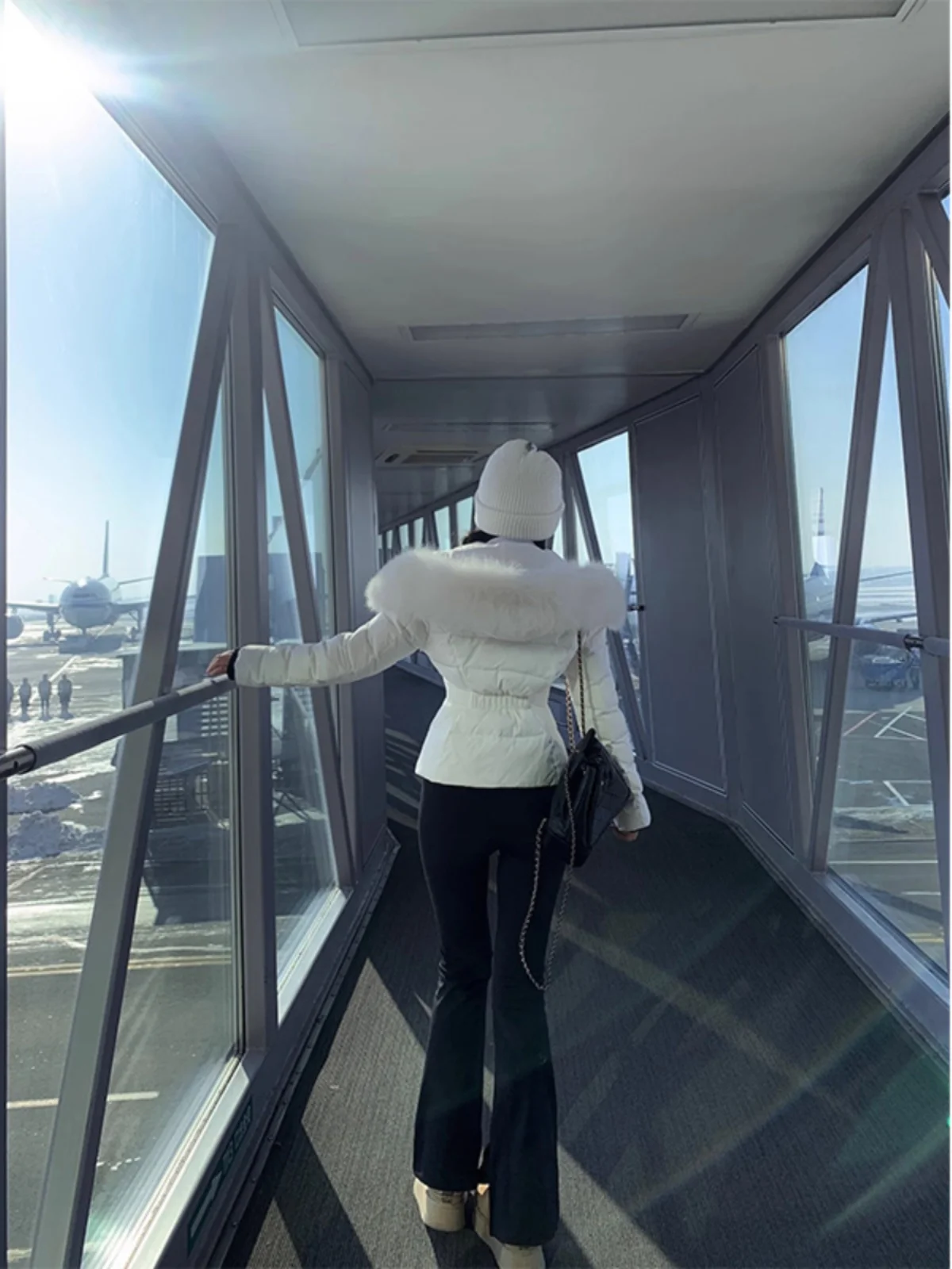 Biała, duża kurtka puchowa z futrzanym kołnierzem, damska, nowy model na zimę 2025, ultracienka, lekka, z kapturem, biała kurtka puchowa.