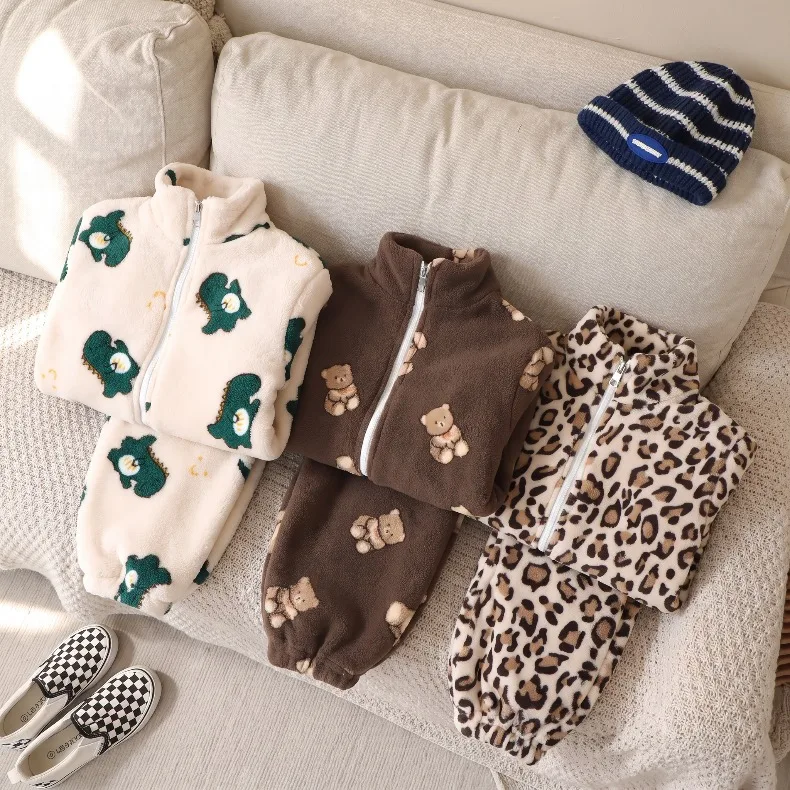 Kinder-Hausanzug-Set für Jungen und Mädchen, doppelseitiger Fleece und verdickter Samt-Pyjama mit Jacke, warmes zweiteiliges Set – Detail 2