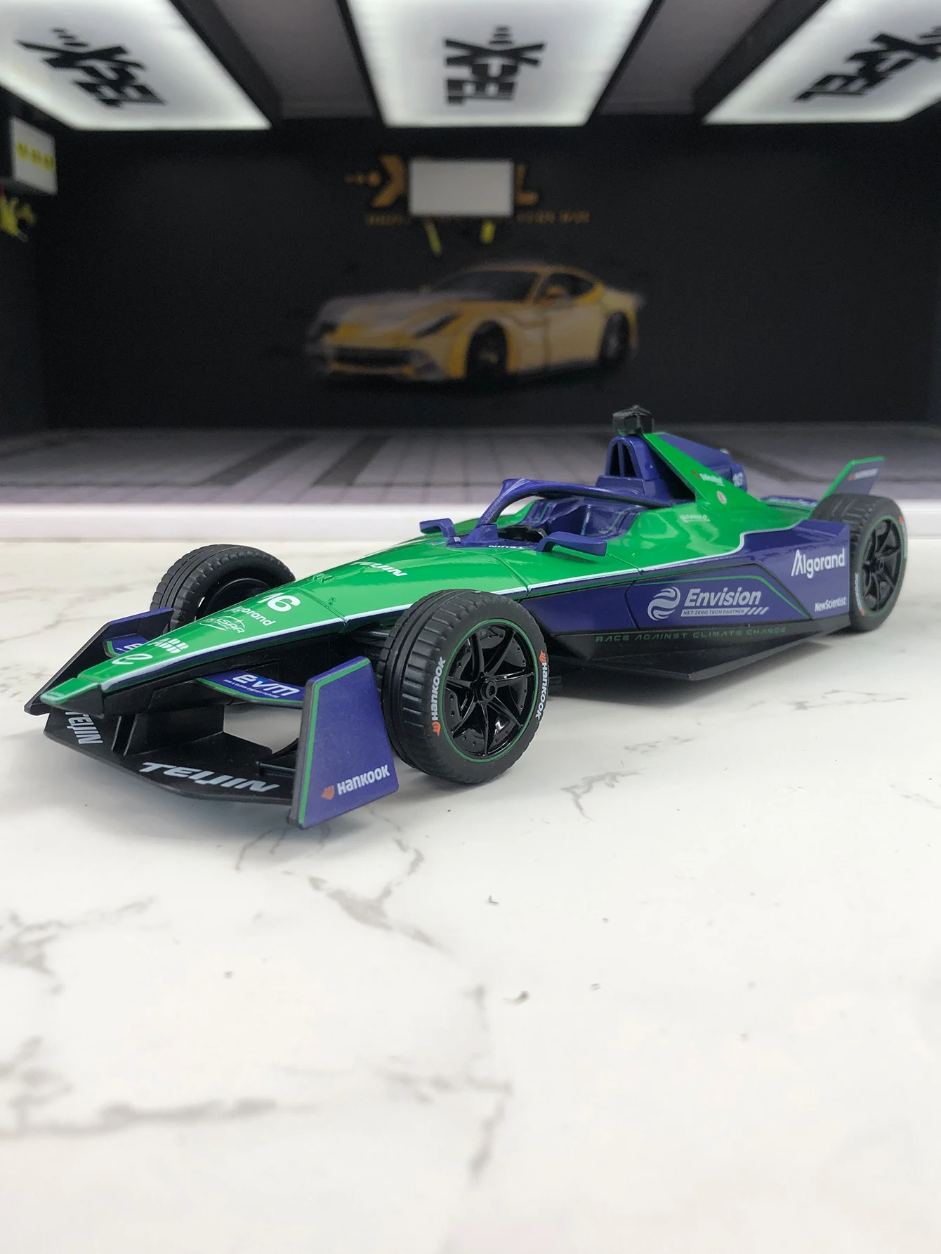 TSC 1:24 simulación de aleación de zinc el coche modelo ABB FIA Fórmula E Envision, adorno estático, coche de regalo coleccionable de metal