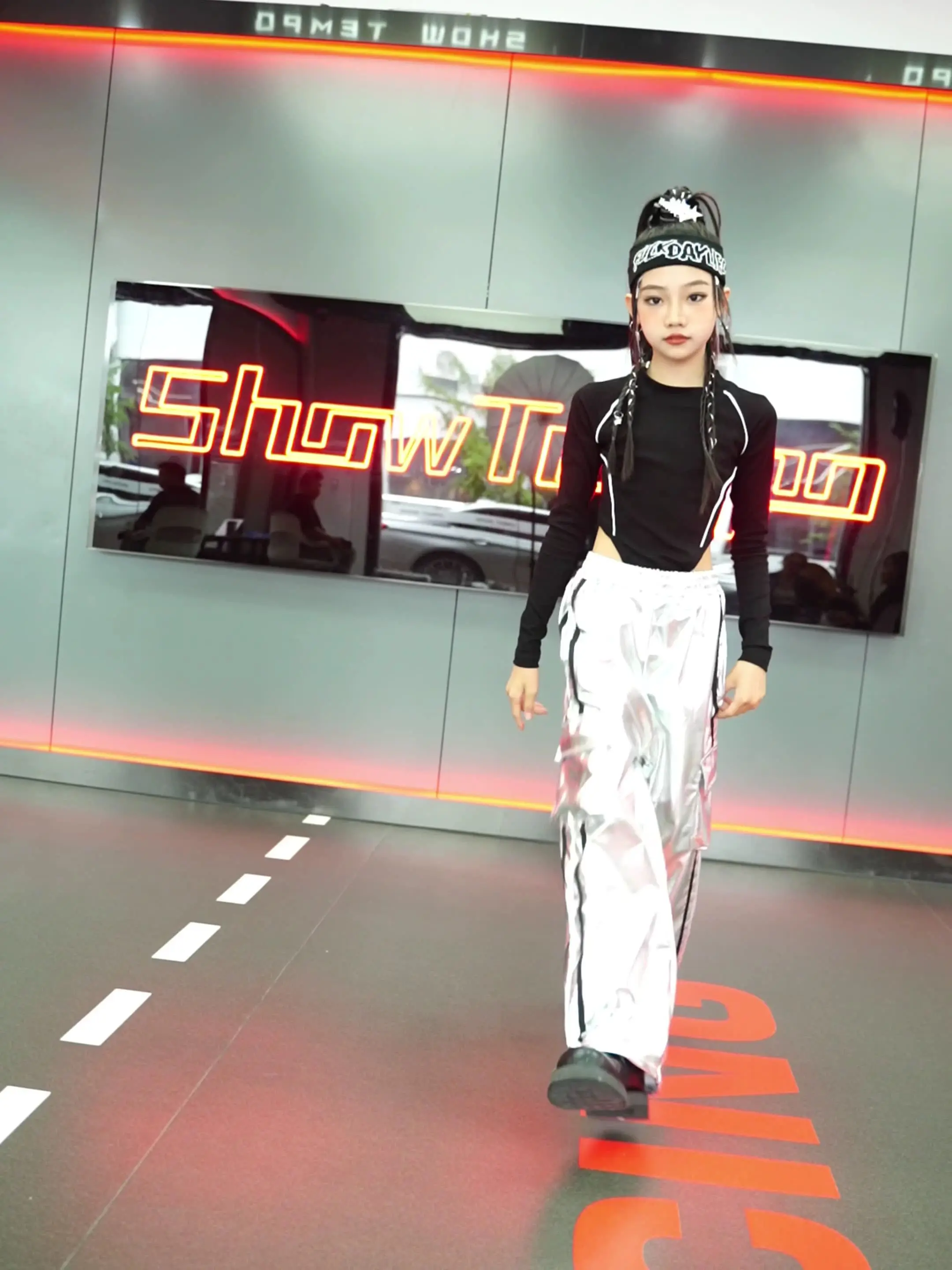 Girls Jazz Dance Hip Hop Outfit Child Model Catwalk Stage Dance Show Costume Black Navel Top White Trousers