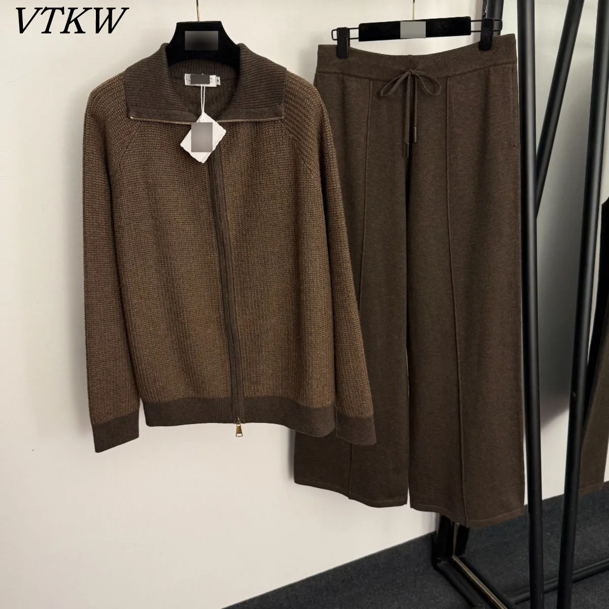 

Женский вязаный костюм VTKW: куртка на молнии с воротником и текстурированные вязаные брюки с широкими штанинами на шнурке, коричнево-черный, для повседневной носки