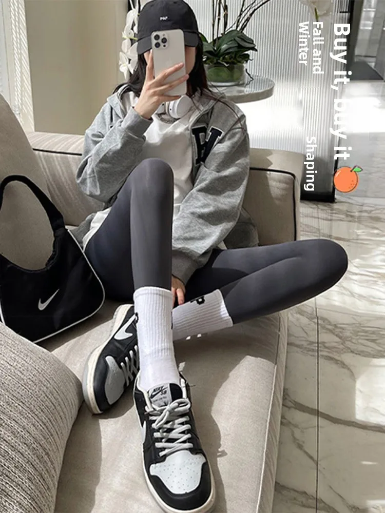 กางเกงโยคะผ้ากำมะหยี่เนื้อนุ่มสำหรับผู้หญิง เอวสูง อุ่นสบายสำหรับฤดูหนาว สีเนื้อ ทรงกางเกงขายาวแบบสวมใส่สบายๆ เหมาะสำหรับเล่นกีฬา