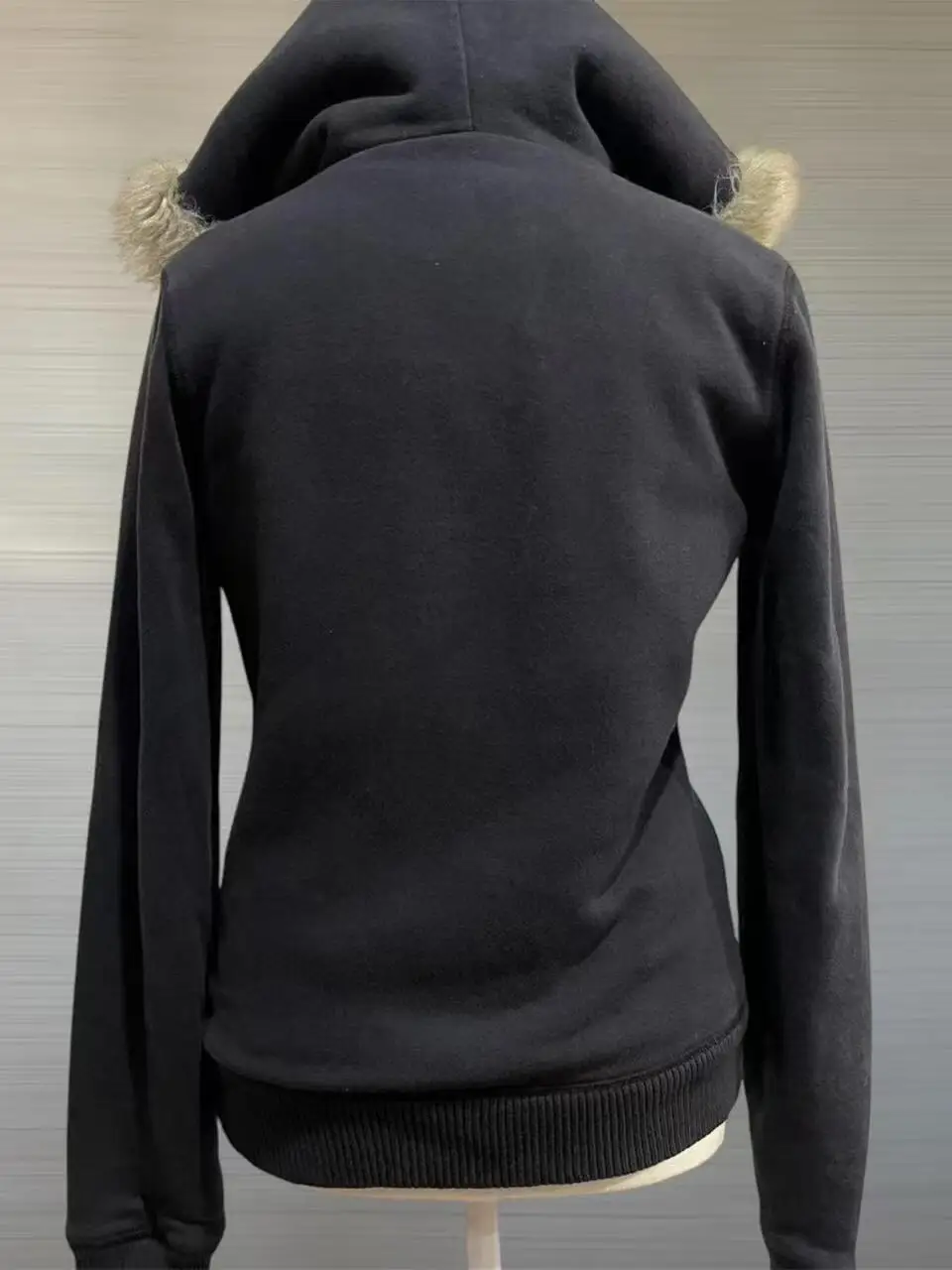 Kurtki ze sztucznego futra dla kobiet, graficzne kurtki, bluzy z kapturem z polaru, edgy styl amerykański retro, moda uliczna i topy w stylu Y2K