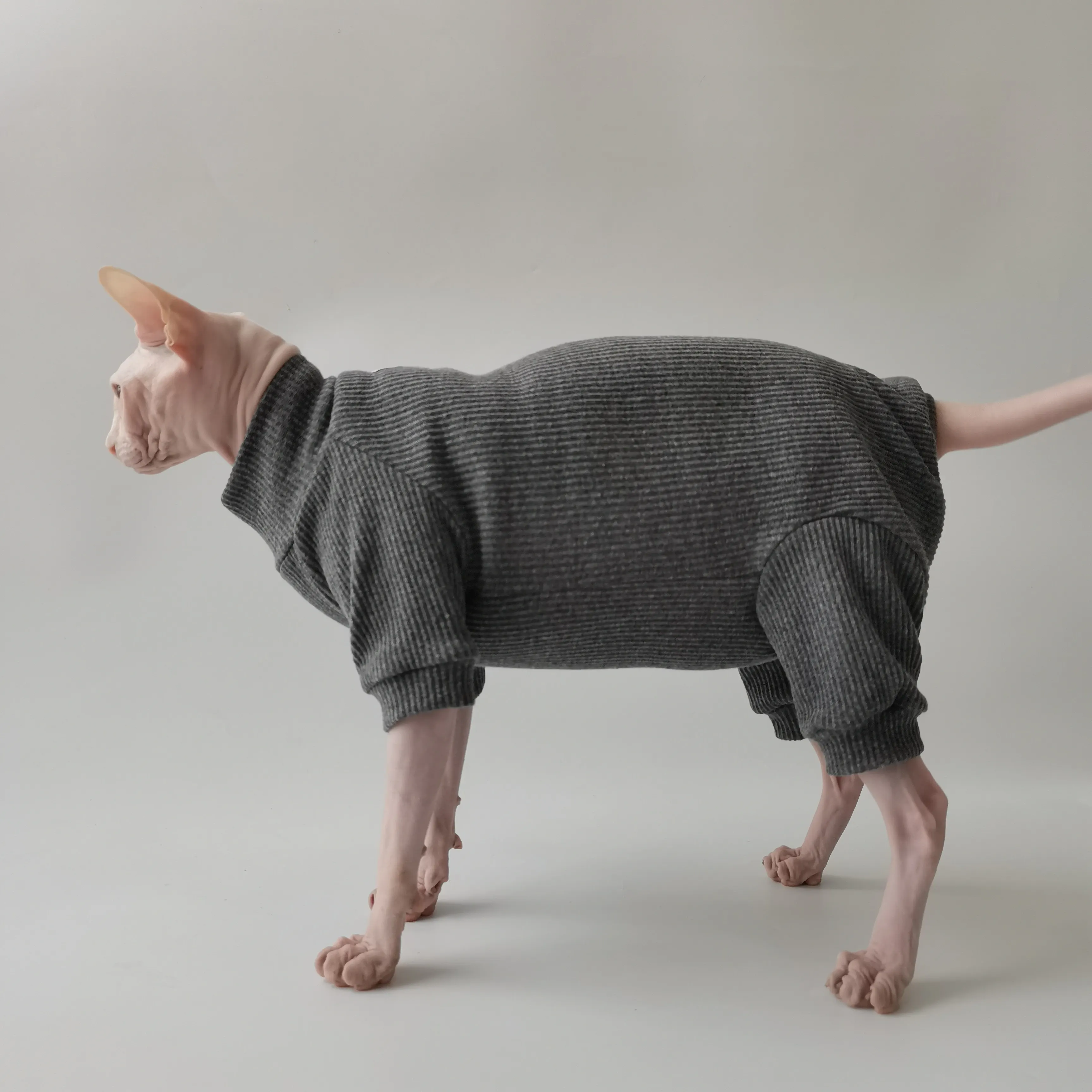 Suave y Cómodo Abrigo de Algodón para Gatos Sphynx en Otoño e Invierno, Pijama Gris de Manga Larga, Ropa de Dormir Elástica de 4 Patas para Gatitos