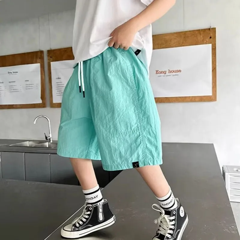 

Новинка 2024, стильные летние шорты для мальчиков, свободная посадка для подростков, спортивная повседневная детская одежда, детские многофункциональные прочные детские штаны