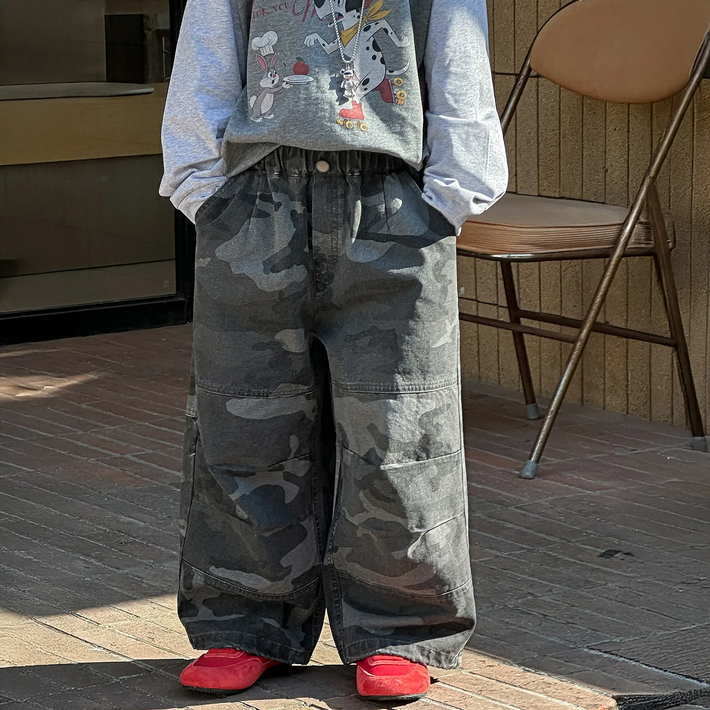 

Весенние универсальные брюки в корейском стиле для мальчиков, новинка 2026, детская одежда, модные крутые камуфляжные свободные брюки для мальчиков