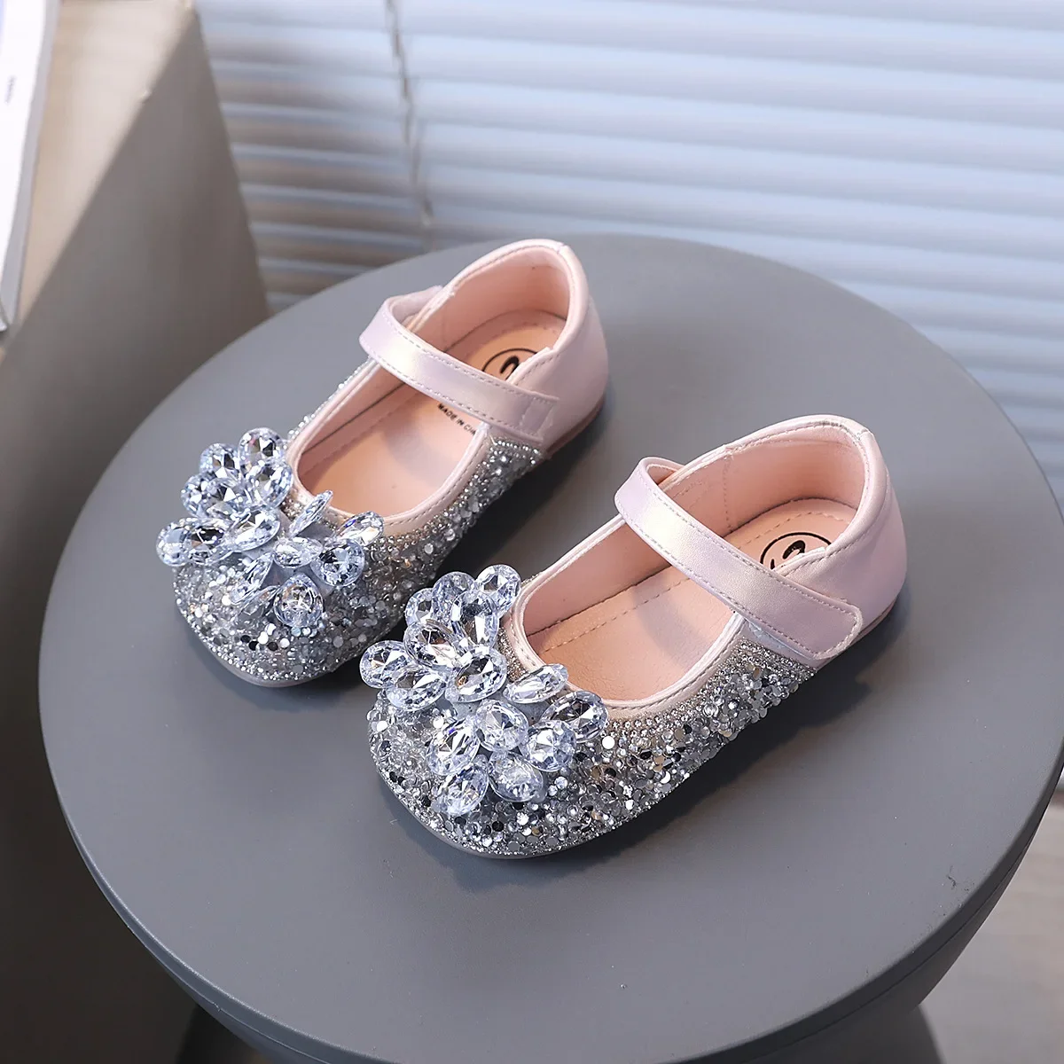 

Girls Dress Shoes Shiny Crystal Sequins Kids Leather Shoes Wedding Dance 2025 New Children Flat Shoes Round Toes Sweet Hook&loop