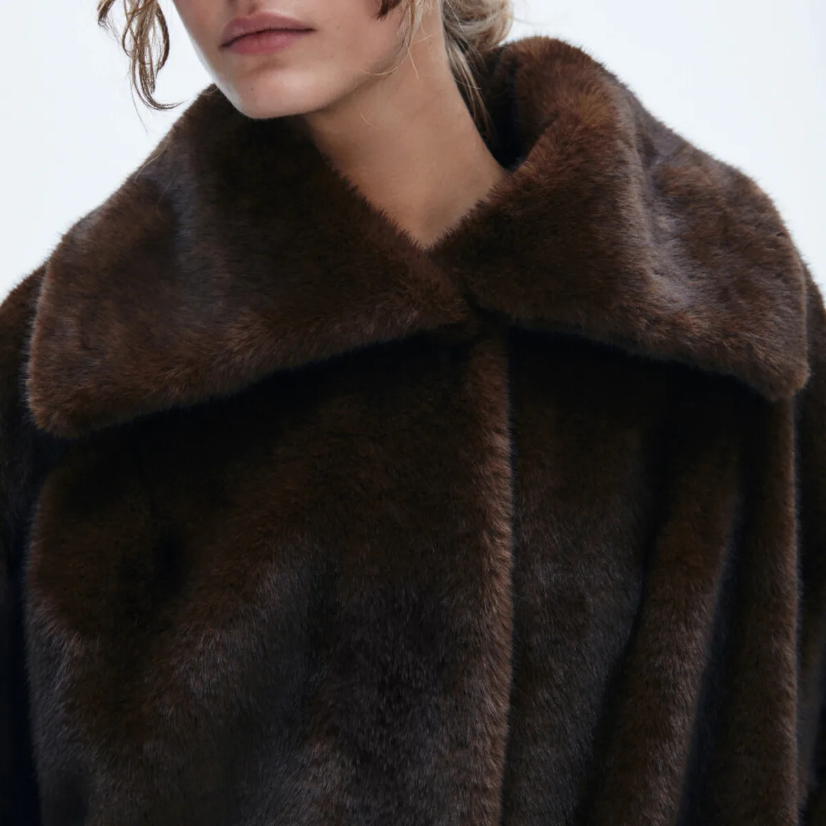 BJTZ 高級フェイクファーコート女性デザイナーコーヒーブラウンミッドレングススリムフィットラペルエレガントミニマリストオフィス暖かい冬シック