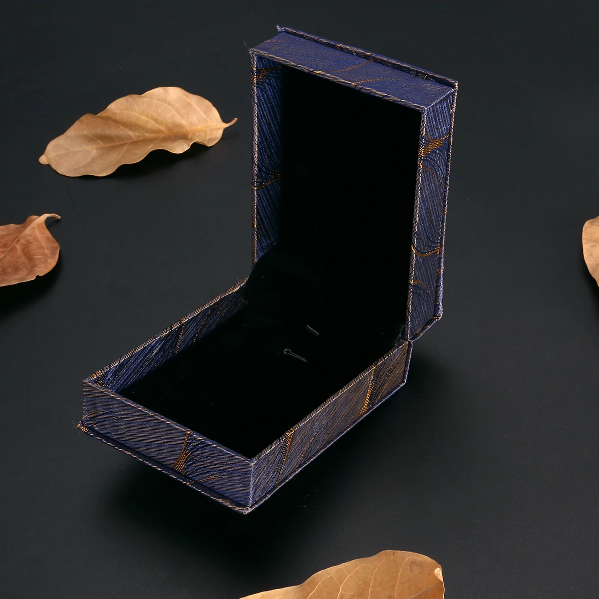 

Box Large Brocade Cloth Pendant Case Dustproof Scratch Resistant Lined For Jewelry Storage Display Holder Pendant Gift Box