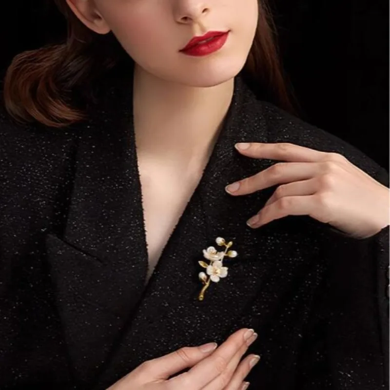 Spille vintage con perle a forma di fiore per donna, elegante design a giglio, per feste di matrimonio, eleganti distintivi, accessori per gioielli