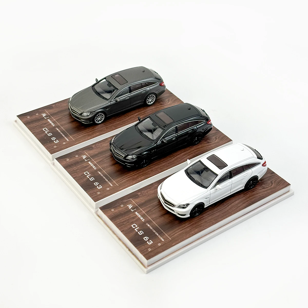 MJ 1: 64 CLS63 C218 Sedan Travel diecast model car