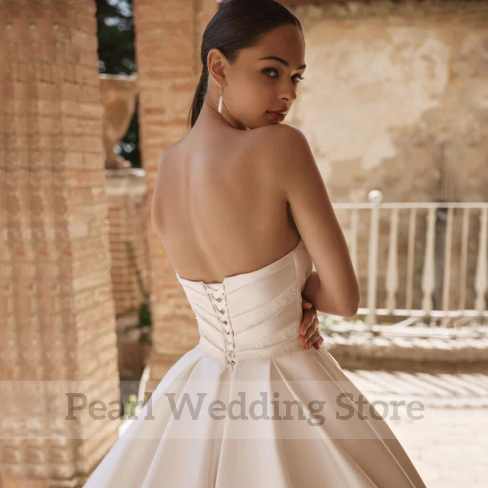 Splendido abito da sposa senza spalline senza maniche pieghe a-line in raso elegante aperto sul retro da sposa lunghezza del pavimento abiti da treno con lacci