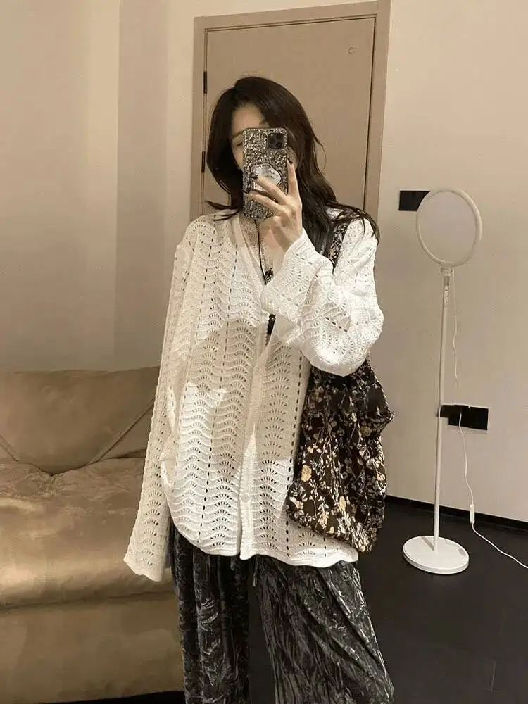 Camicie da donna 2025 Nuovo cardigan lavorato a maglia bianco stile pigro maglione scavato design di nicchia capispalla versatile