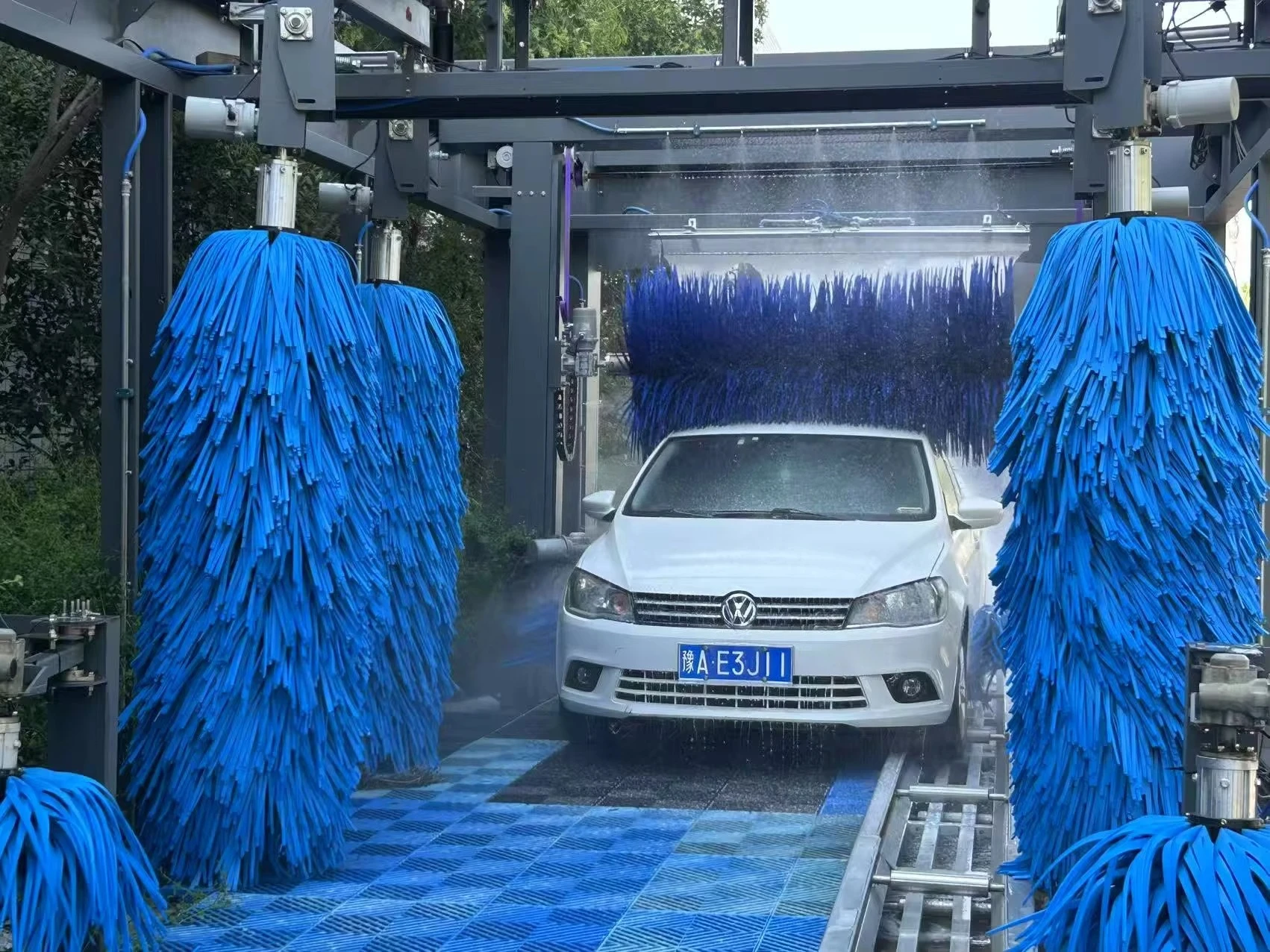 Sistema de lavagem de carros de túnel automático resistente com controlador programável e vários programas de lavagem