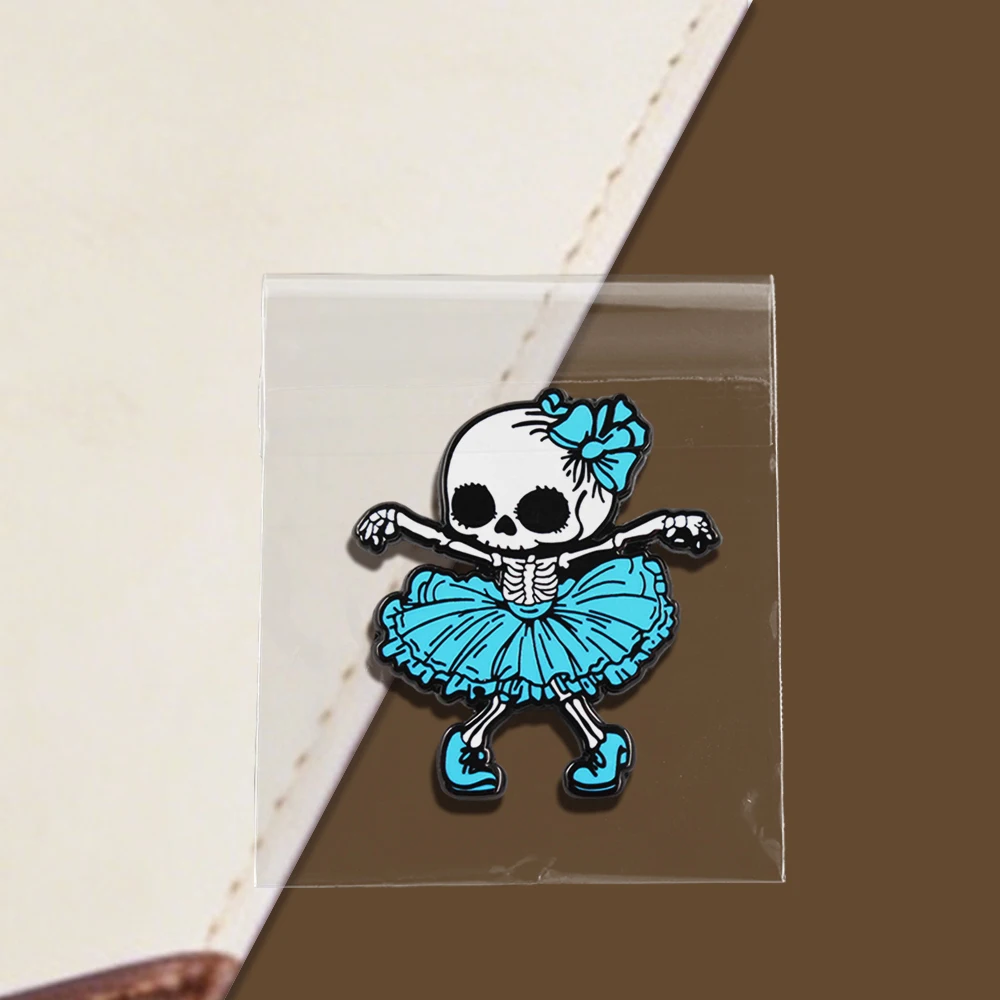 Niedliche gotische blaue Skelett-Ballerina-Emaille-Brosche, Halloween-Thema, gruselig-süße Ballett-Anstecknadel, Rucksack- und Hut-Accessoire, Kunstgeschenk für Freunde – Detail 14