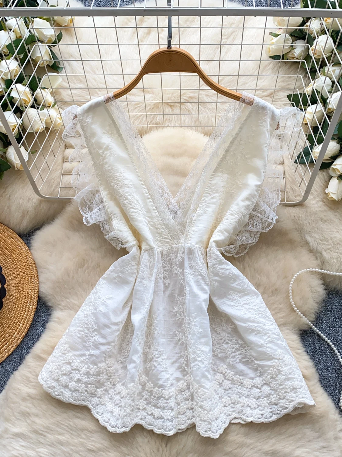 เสื้อผ้าผู้หญิงปักลายลูกไม้ V-Ne ปะติดปะต่อกันเอวกระชับสัดส่วนฤดูร้อนหวานอ่อนโยนอเนกประสงค์เอเล่ท็อปเกาหลีสเล