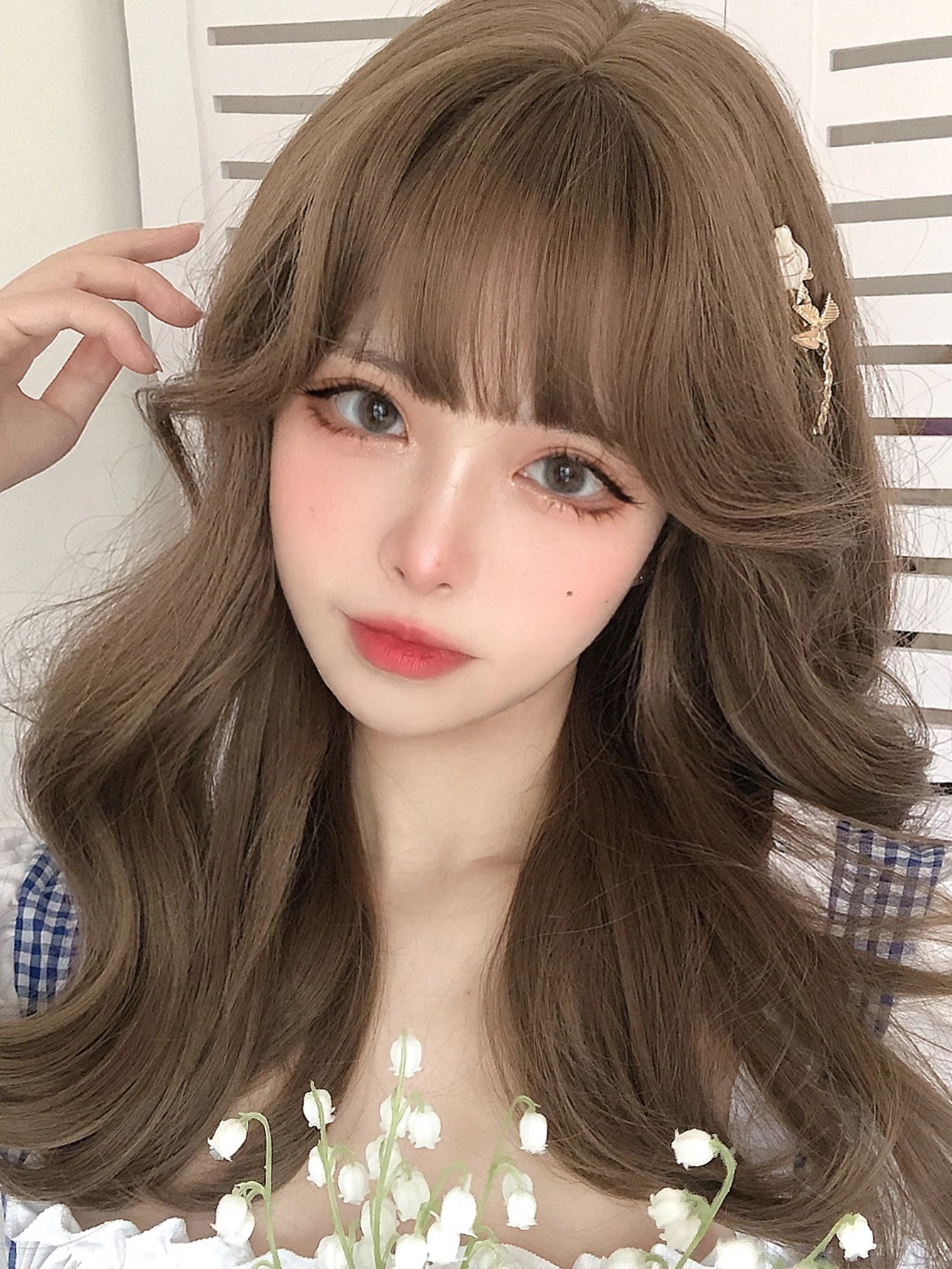 Wig sintetik Lolita coklat madu 20 inci dengan poni Wig rambut berombak panjang alami untuk wanita penggunaan sehari-hari Cosplay tarik tahan panas