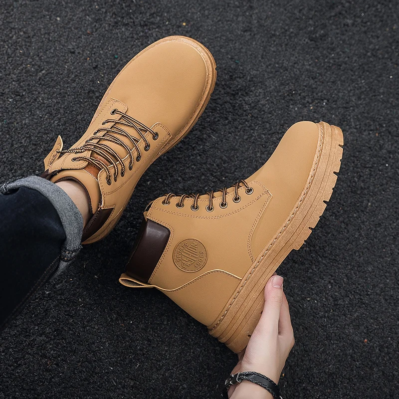 

New fashionable men's boots with trendy leather short boots