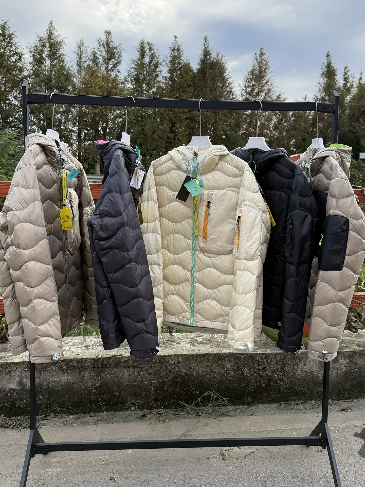 

Outdoor Men's And Women's Hooded down Jacket High Fluffy Color Collision Design Autumn Winter Casual Fashion Nylon Fabric