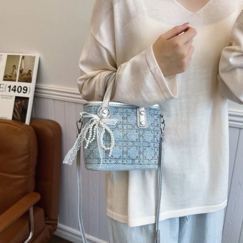 

Джинсовая сумка со стразами для девочек, женская сумка через плечо с бантом и заклепками, большая вместительная сумка, женская модная универсальная сумка через плечо для поездок на работу, 2025 г.