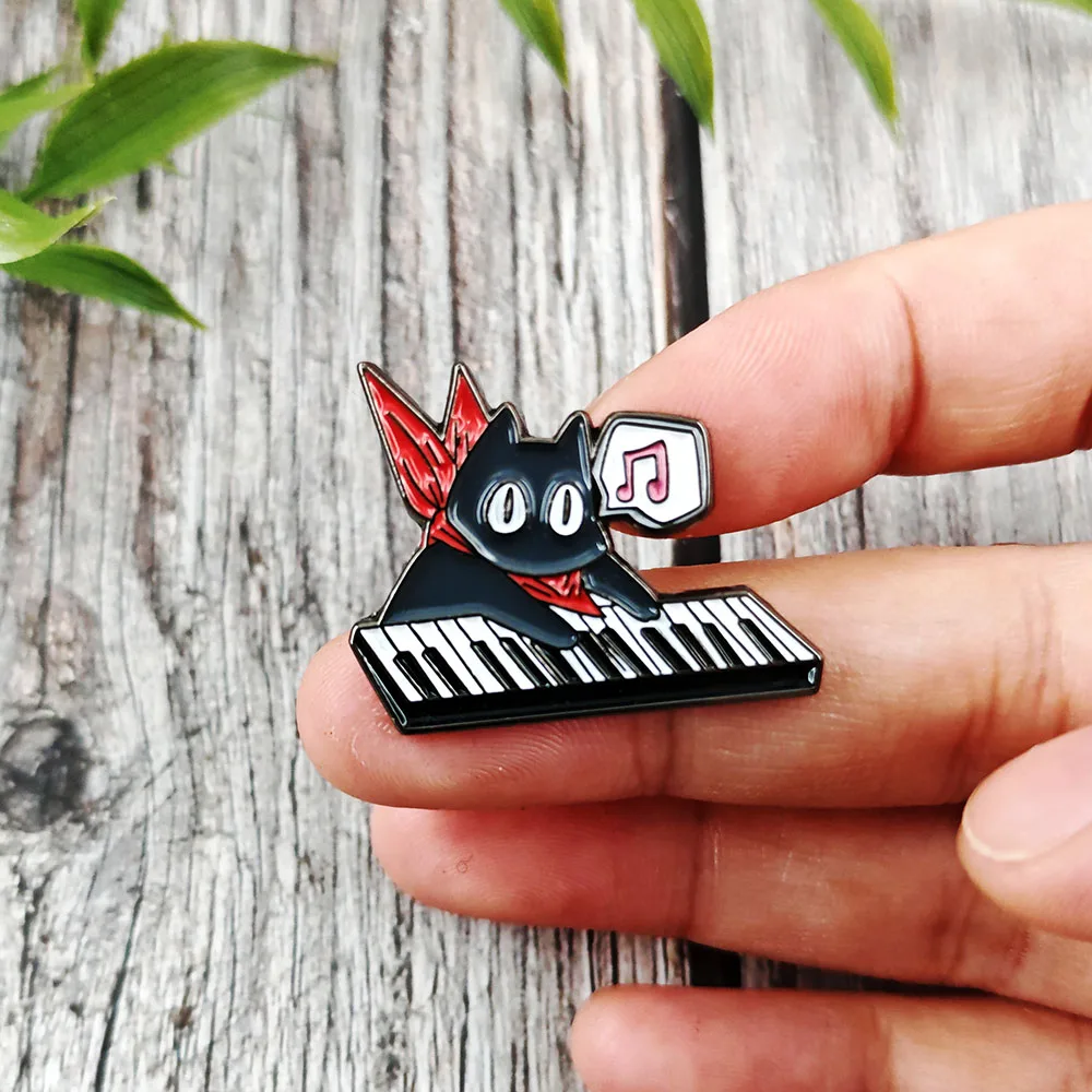 Niedliche My Ordinary Life Sakamoto-san Brosche, Cartoon-Klavier, schwarze Katze, lustiges Anime-Accessoire, Emaille-Anstecker, Rucksack-Dekoration, Geschenk – Detail 6