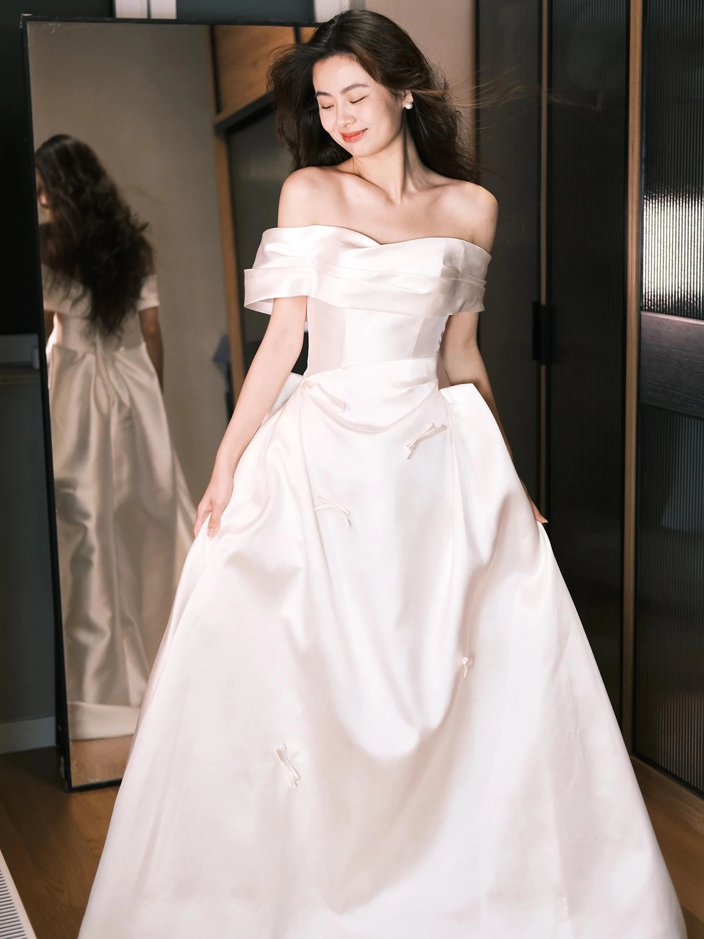 

Легкое атласное свадебное платье на одно плечо с силуэтом «рыбий хвост», утренний халат для невысоких женщин, платье для выхода в свет в корейском стиле с цветами ручной работы