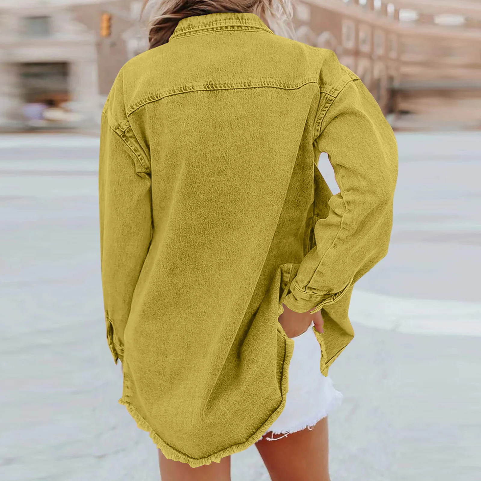 سترة قميص دينم مغسولة على الموضة للنساء مع حاشية متوترة بلون واحد ملابس خارجية فضفاضة غير رسمية من قماش الدنيم معاطف خريف/شتاء