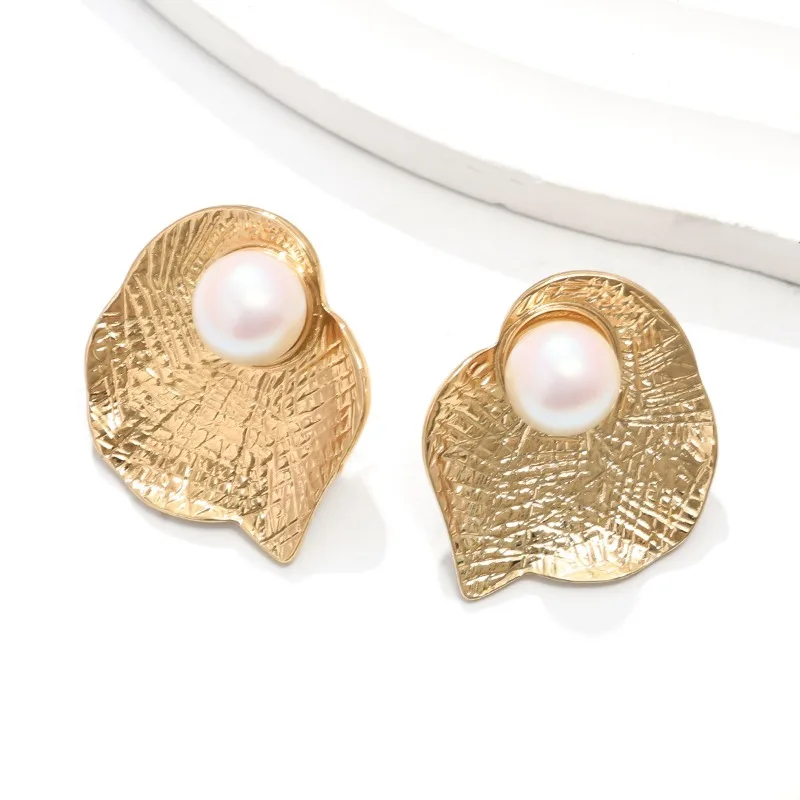 

European and American fashion, high-end sense, simple imitation pearl earrings, feminine temperament, sweet and cold earrings