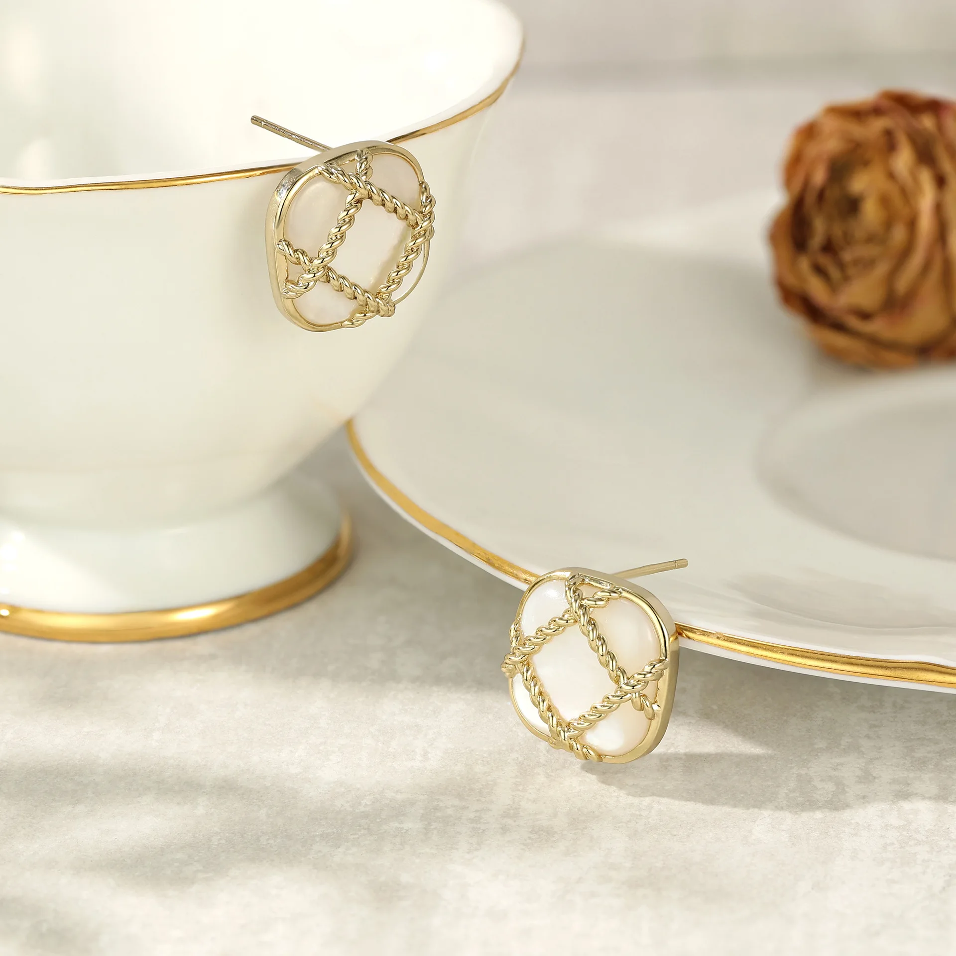 

Four season versatile hollow square earrings