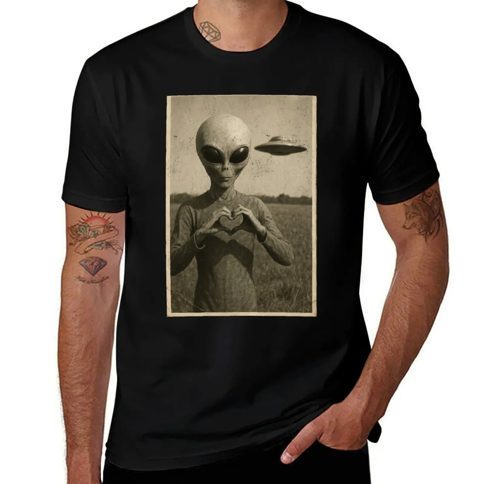 

Vintage Alien Love Photo – Retro UFO Encounter Heart Hands Art T-Shirt aesthetic clothes graphics t shirt men