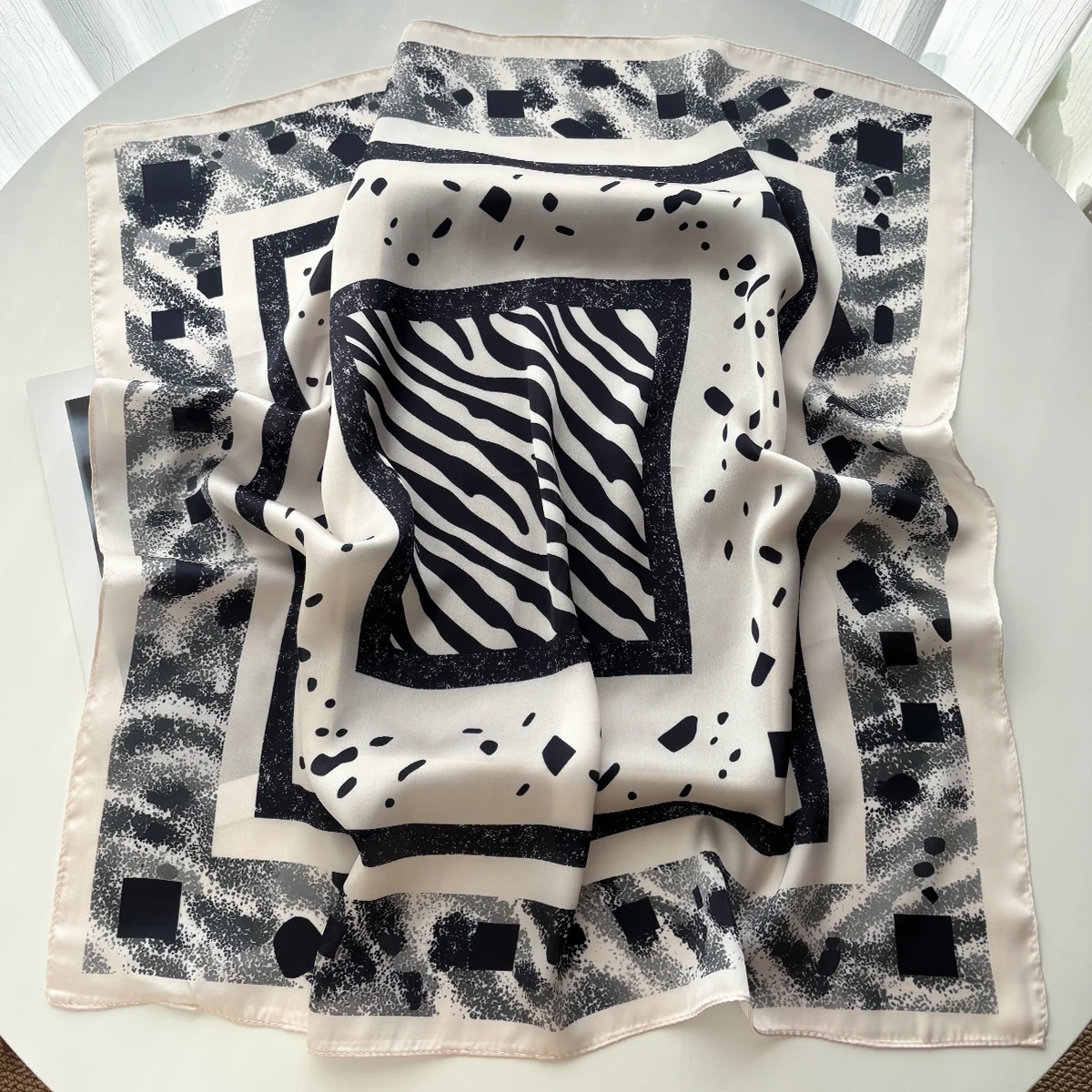 高級スクエアスカーフ女性のためのファッションレディースヒジャーブ 70*70 センチメートルエレガントなネッカチーフバンダナソフトステインフェイクシルクスカーフショール