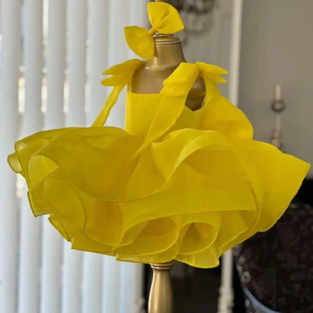 ที่กําหนดเองสีเหลืองชุดสาวดอกไม้สําหรับงานแต่งงานแขนกุดกับโบว์ Puffy สาวน้อยวันเกิด Party ถ่ายภาพชุดจัดเลี้ยง