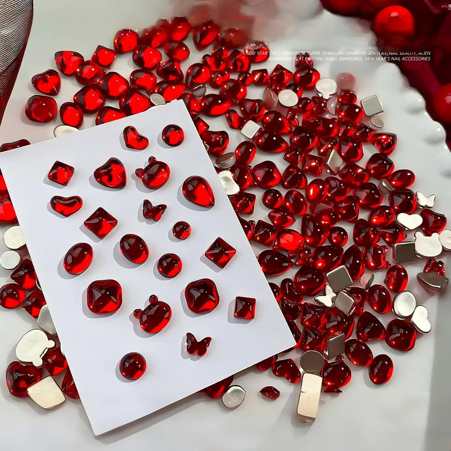 KANIU 50 Stück K9 Sortierte Rote Flachbodige Unregelmäßige Strass-Glassteine DIY Nagelkunst-Zubehör Dekoration Rubin-Schmuck Großhandel