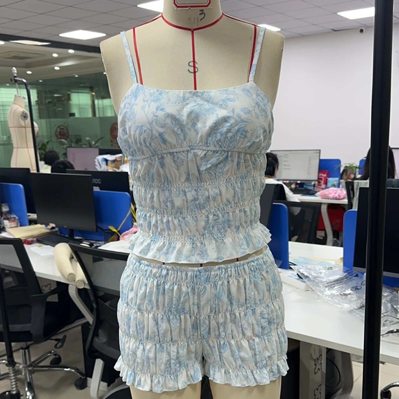 

Женские повседневные комплекты из двух предметов, топы на бретельках с цветочным принтом и рюшами + шорты для пляжного отдыха, летняя вечеринка, повседневная одежда, уличная одежда