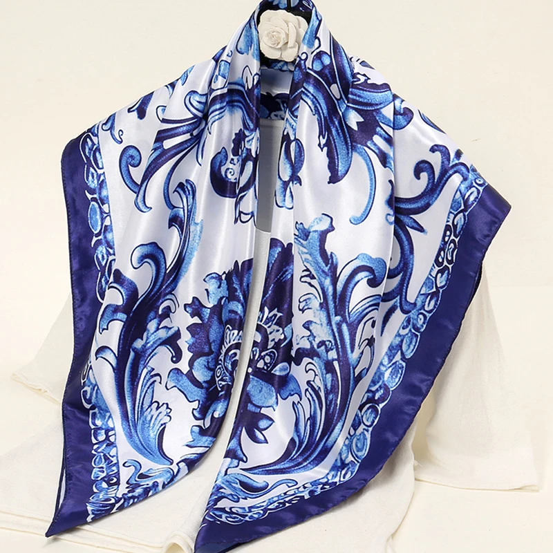 Nuova sciarpa quadrata in raso di seta di raso di porcellana blu e bianca stampata digitale foulard da donna musulmano da donna 2024 sciarpa con fascia 90*90cm