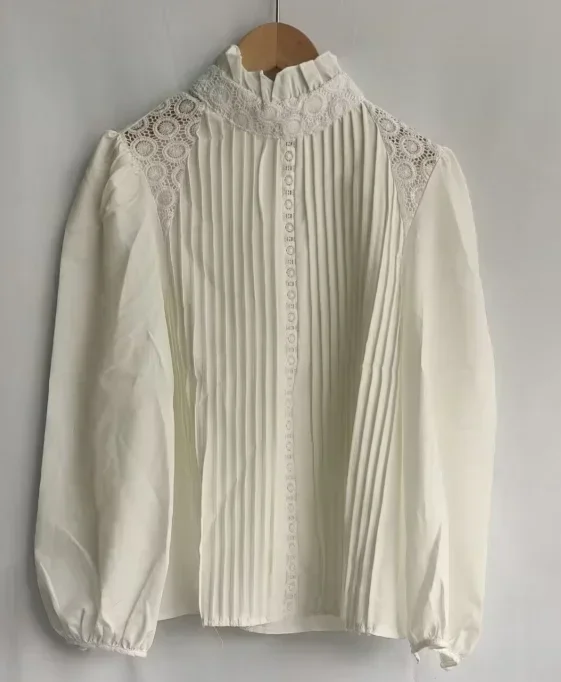 

Модные женские блузки 2024: винтажные топы с кружевными вставками, плиссированным воротником-стойкой и ажурным дизайном