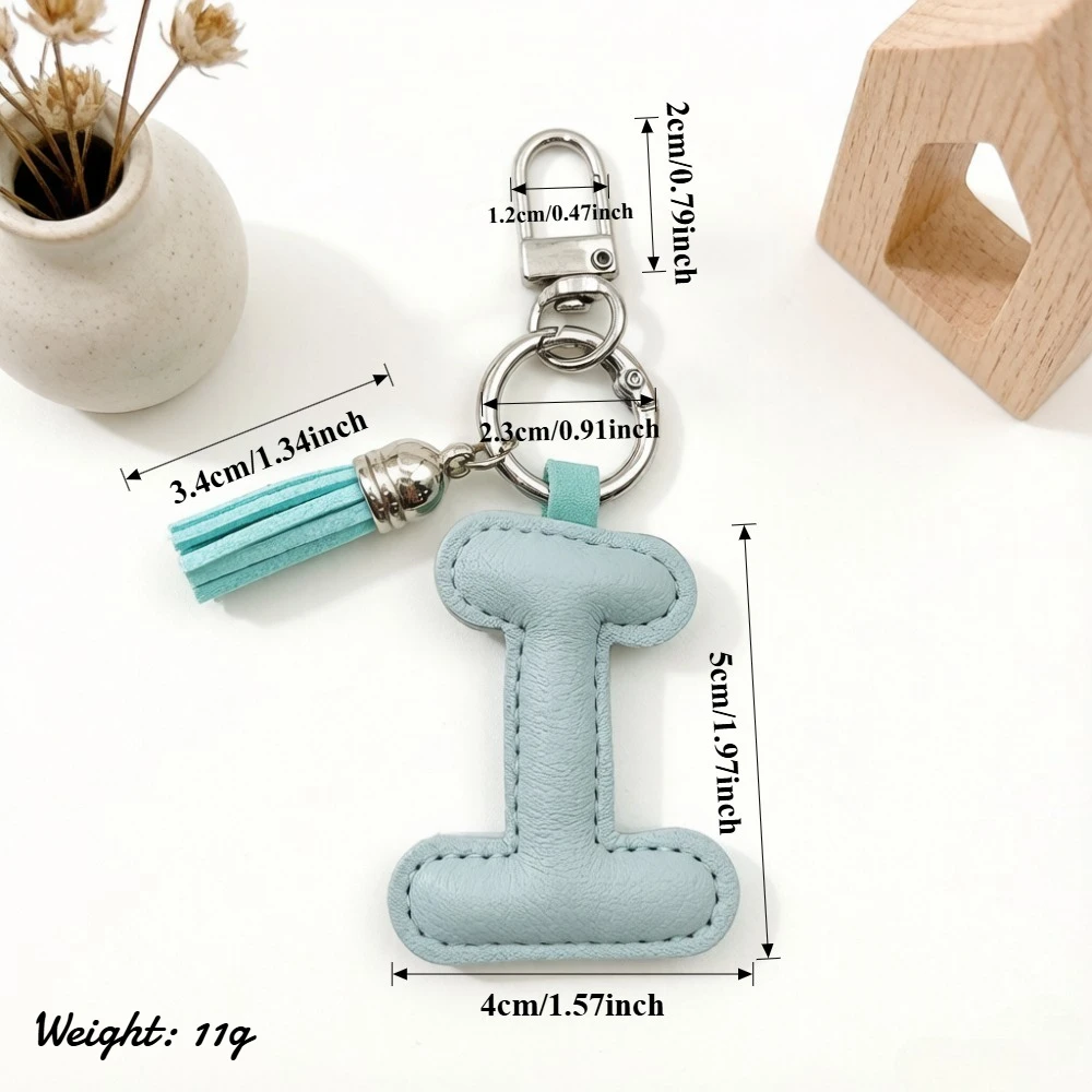 Modischer A-Z Initialen-Leder-Schlüsselanhänger mit Mini-Quasten-Dekor, Einfarbiger Alphabet-Schlüsselring, Rucksack-Ornament für Mädchen, Charm-Geschenk – Detail 3