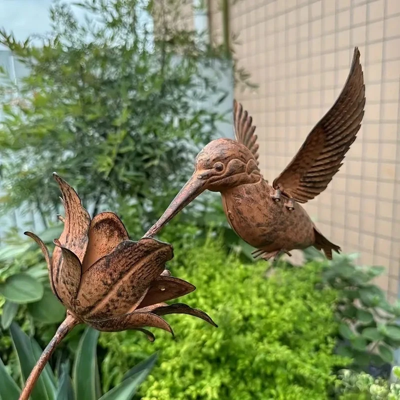 Metal Hummingbird Garden Stake Iron Bird Sculpture Antique Rustic Garden Decor Lawn Yard Patio Flower Bed Outdoor Decoration