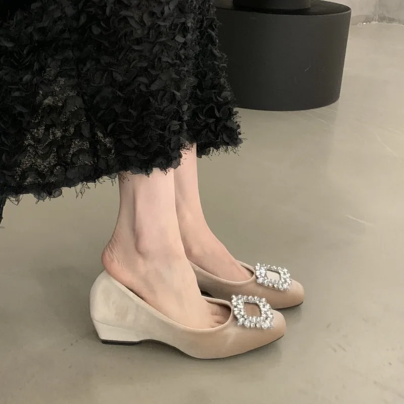 

Дизайнерские женские туфли Мэри Джейн на танкетке с кристаллами, элегантные туфли-лодочки без застежек для улицы, для танцев и торжественных мероприятий