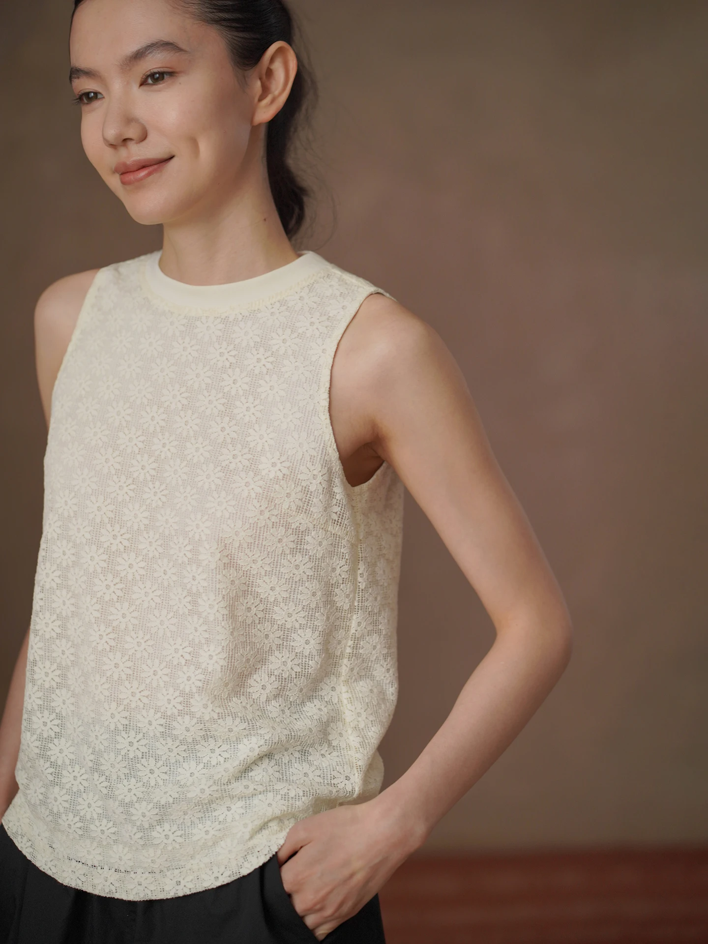 Hacikis Floral Embroidery Lace Short round Neck Slimming Vest Women's Casual Style Regular Fit Summer Outerwear