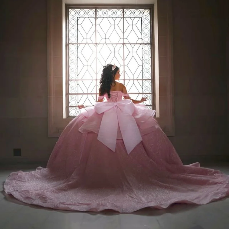 Vestidos de quinceañera de color rosa brillante personalizados con hombros descubiertos, apliques de lentejuelas, lazo de cristal en capas, Vestido de cola larga 15 para quinceañeras