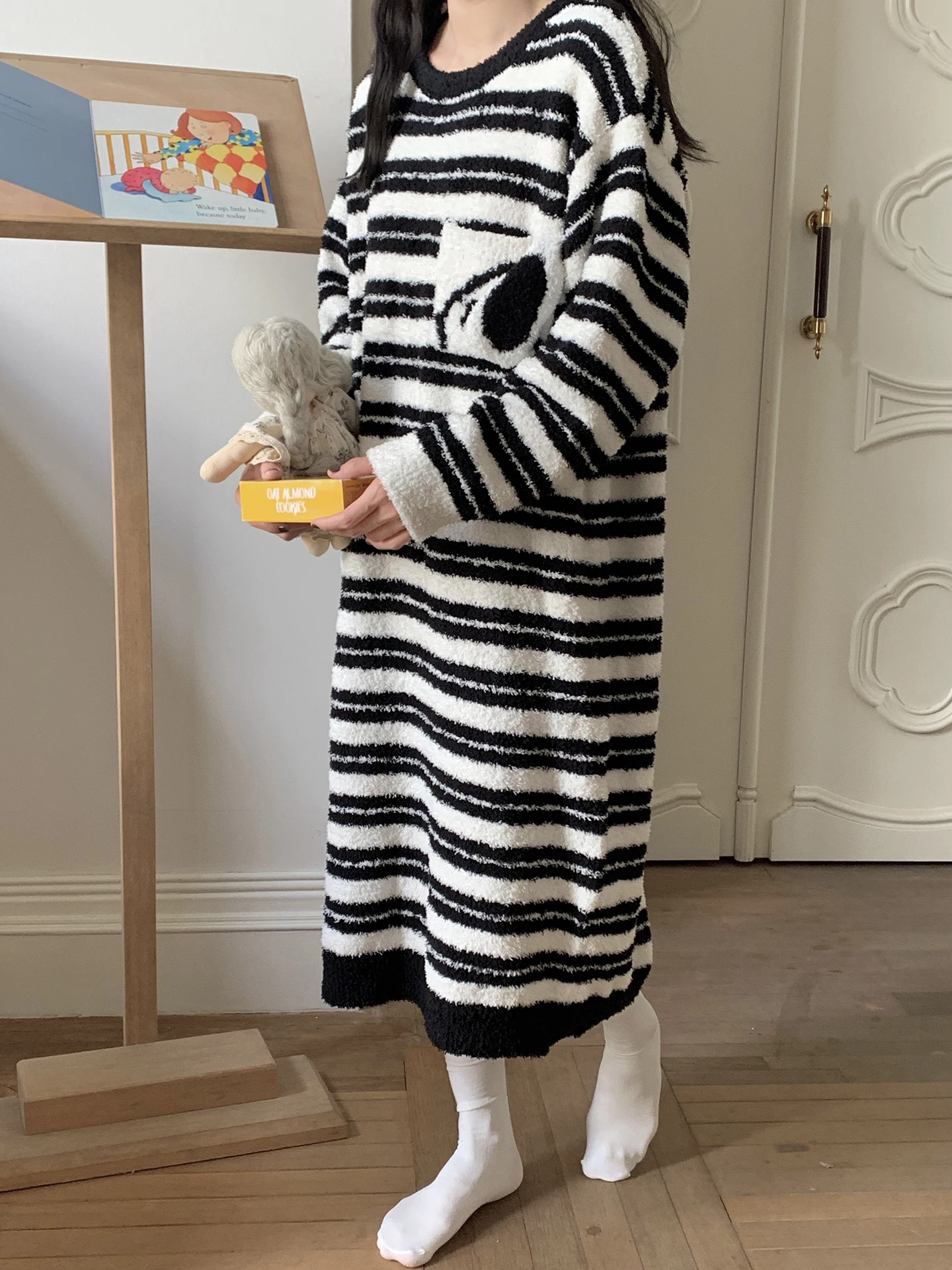 

Корейское мультяшное платье-ночнушка с собачкой, в полоску, свободного кроя, удлиненное, выше колена, мягкое, теплое, для сна, женское, осенне-зимнее, с длинным рукавом