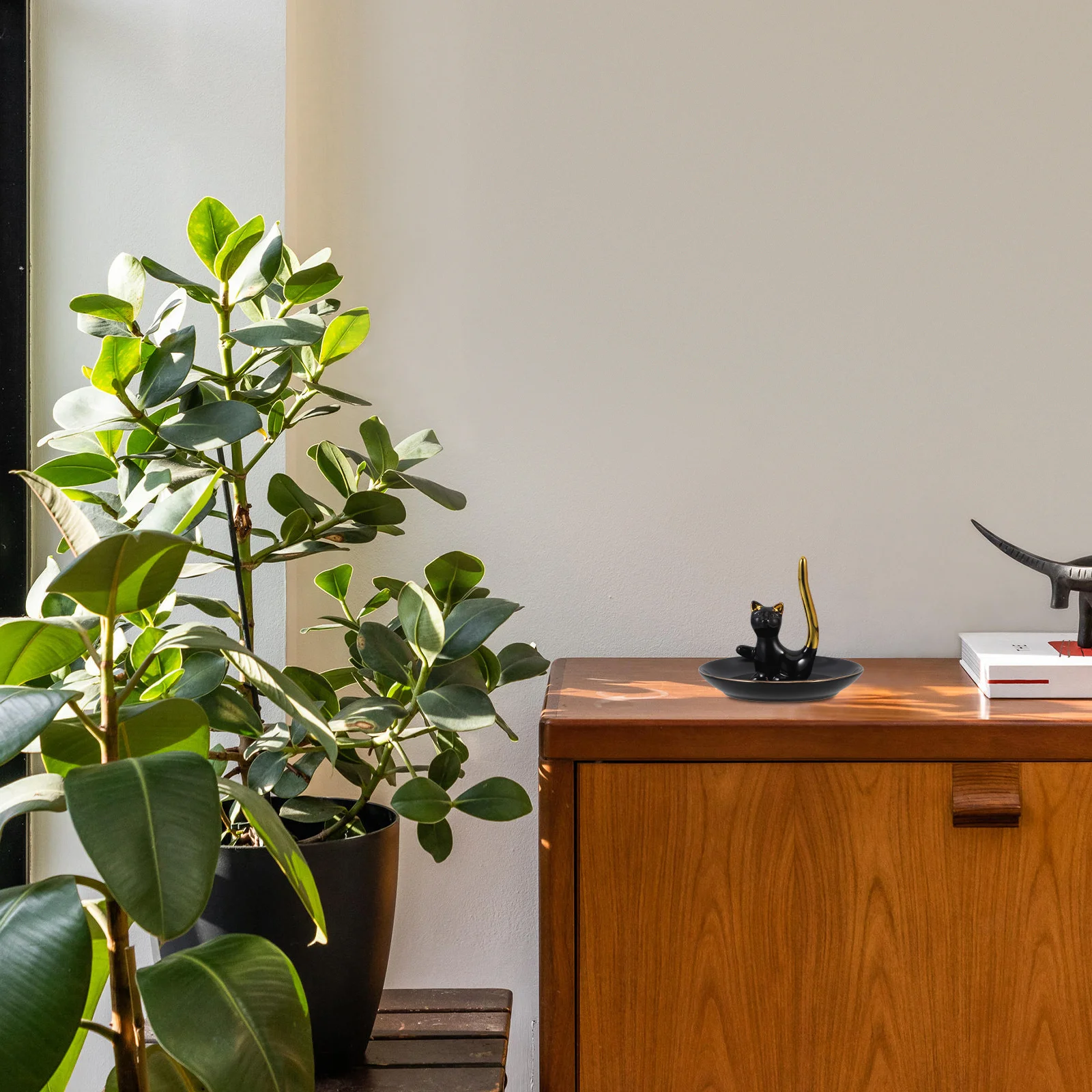 Ceramic Jewelry Tray Cute Cat Statue Elegant Jewelry Display Plate Trinket Organizer for Home Desk Storage Trinket Dish