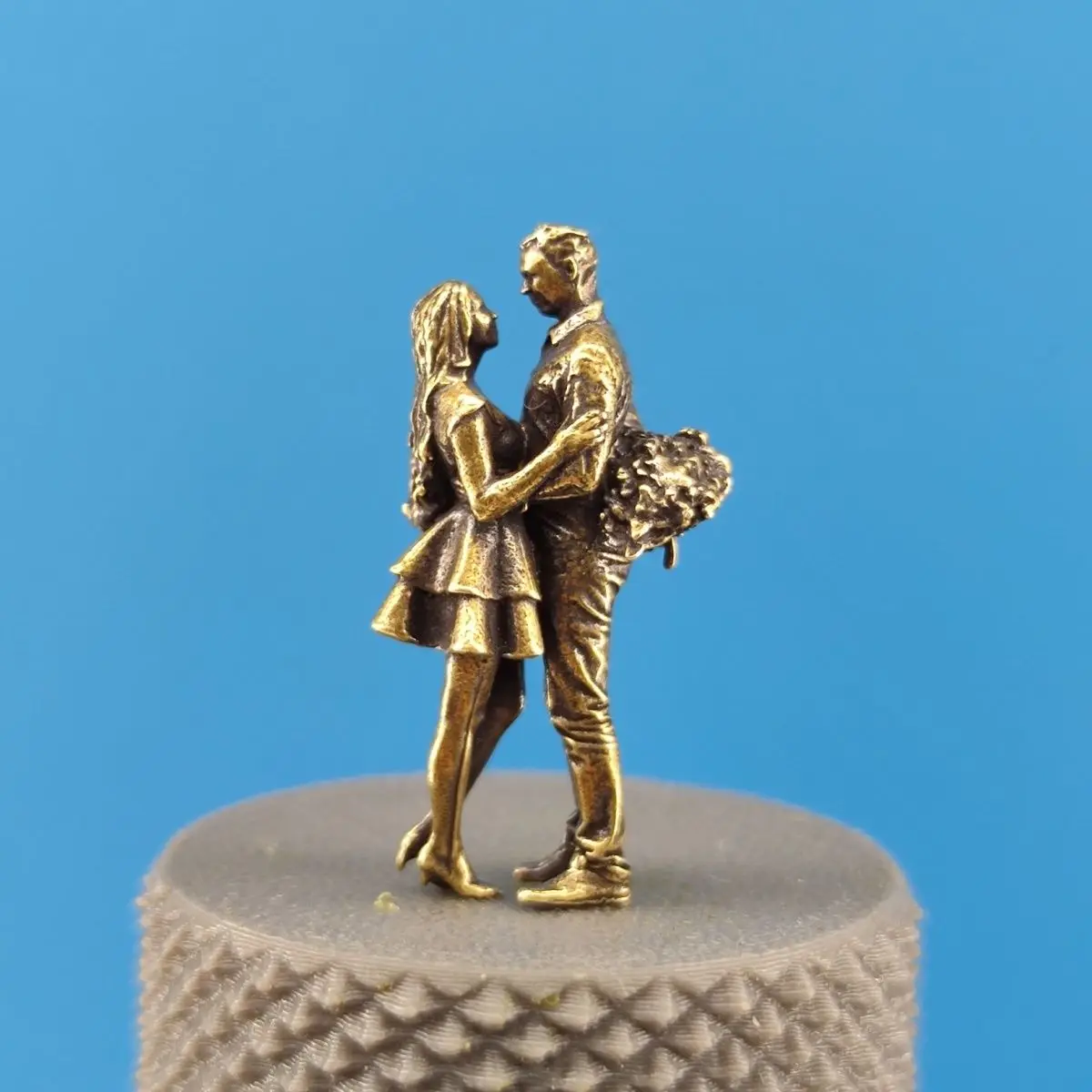 Escultura  amor atemporal  latón antiguo  2,9 cm, pareja con flores en miniatura para terrarios, coración  escritorio