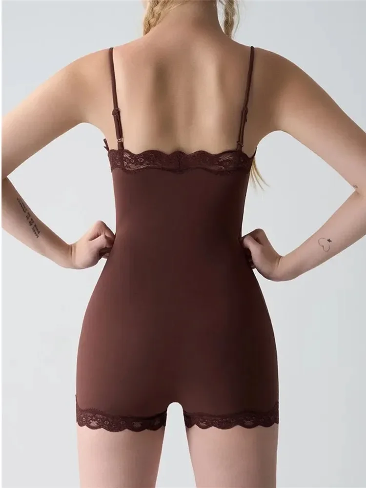 Chaxiaoa مثير السباغيتي حزام الدانتيل تقليم بسط Bodycon فستان المرأة موضة عارية الذراعين سليم صالح فستان شتاء جديد السروال القصير