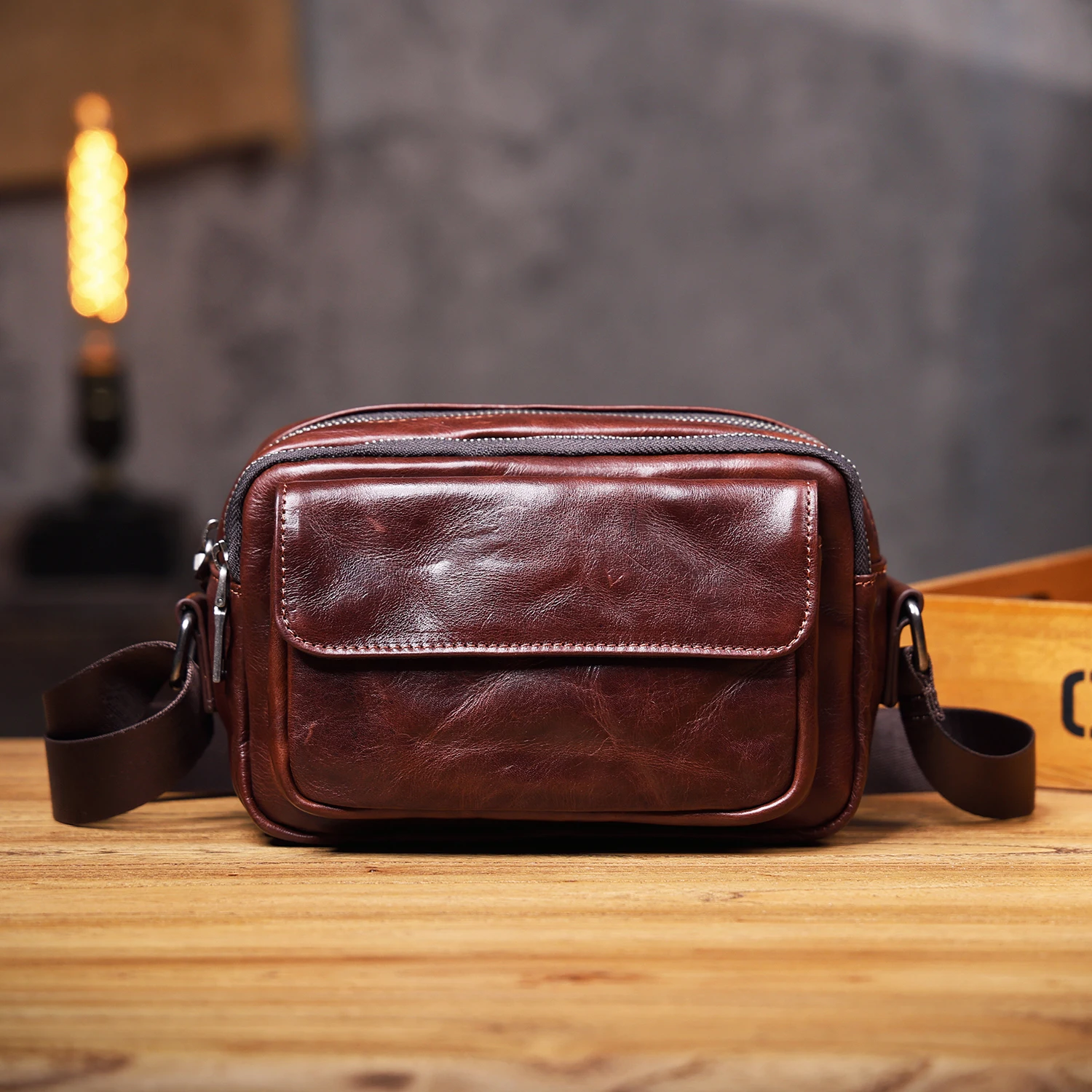 Echte Leder-Brusttasche für Herren, Casual-Umhängetasche aus Rindsleder, Modische Handyhülle, Pflanzlich gegerbtes, gerafftes Leder – Detail 18